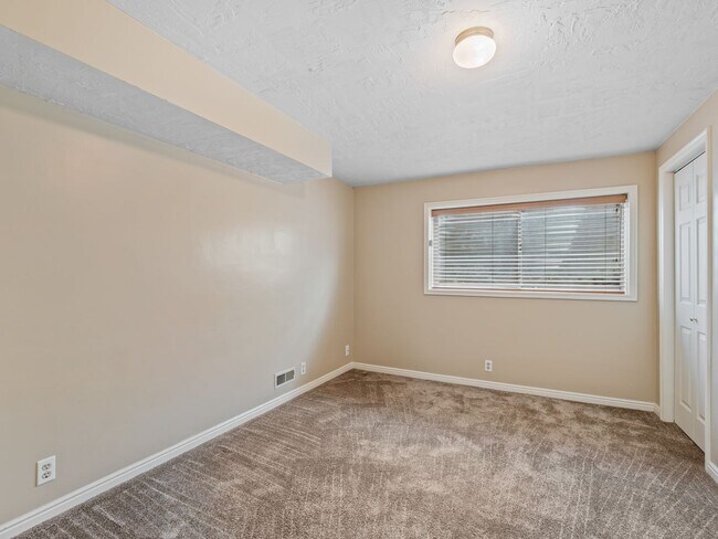 Building Photo - Spacious 5-Bedroom Home for Rent in Sandy, UT