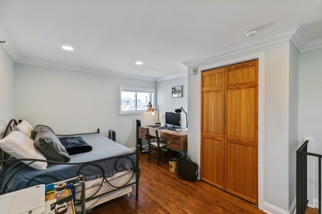 Building Photo - Beautiful Bi-level Condo For Rent In Fairmount With Parking!