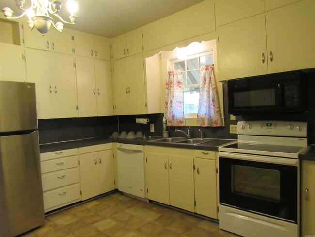 Building Photo - 405 E Main St