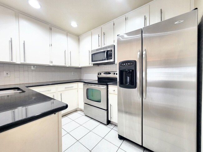 Building Photo - Modern and Cozy 2/BR 2/BA Home in Gated Co...