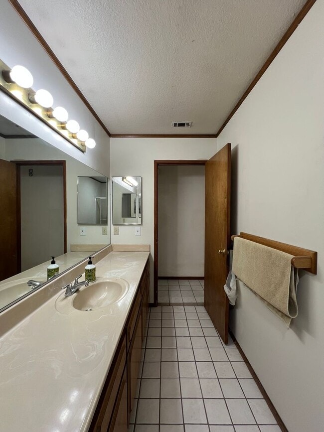 Building Photo - 3 Bedroom 2 Bathroom House with RV Parking...