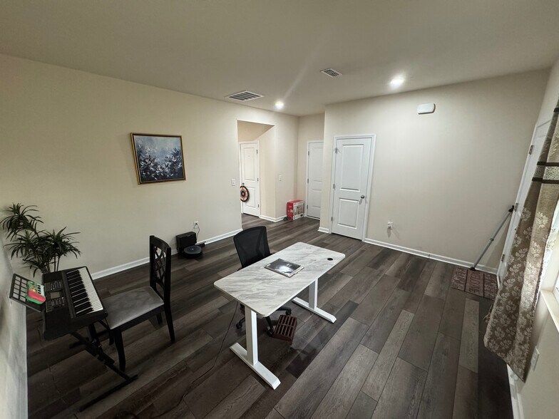 Building Photo - Room in House on Justice Union Ct