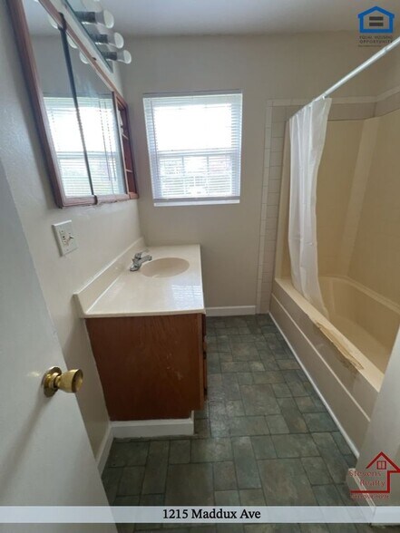 Building Photo - 1215 Maddux Ave