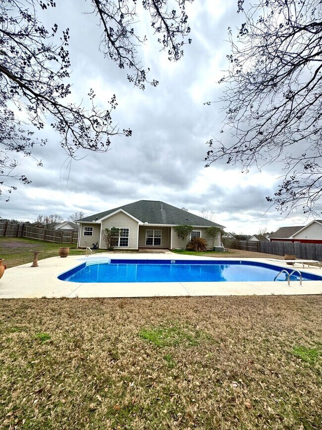 Building Photo - 112 Autumn Way