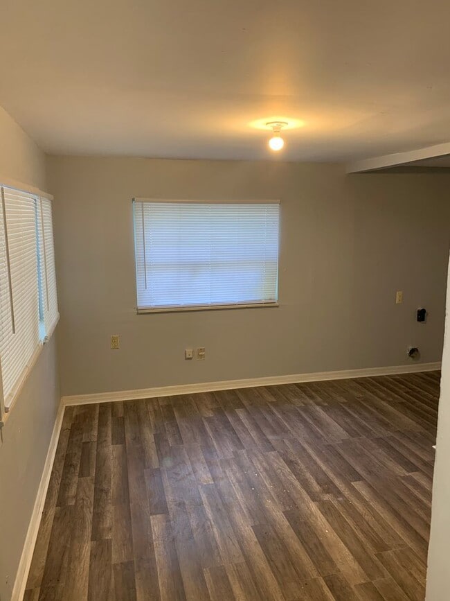 Building Photo - House with big yard close to airport