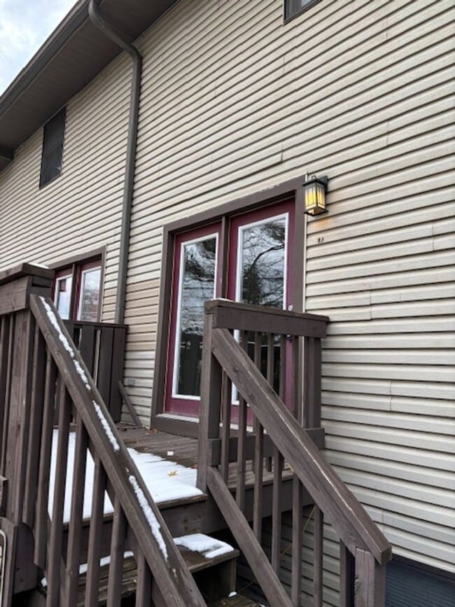 Building Photo - Spacious 3 bedroom Townhome: Available NOW!