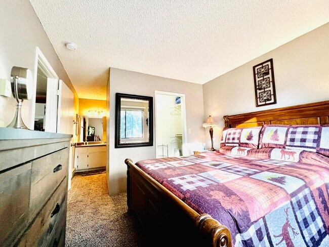 Building Photo - 2600 S White Mountain Rd