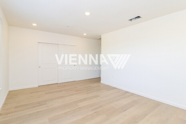 Building Photo - 7998 Quiet Knolls Dr