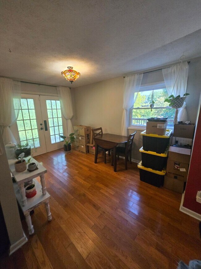 Building Photo - This charming 3-bedroom, 2-bathroom home o...