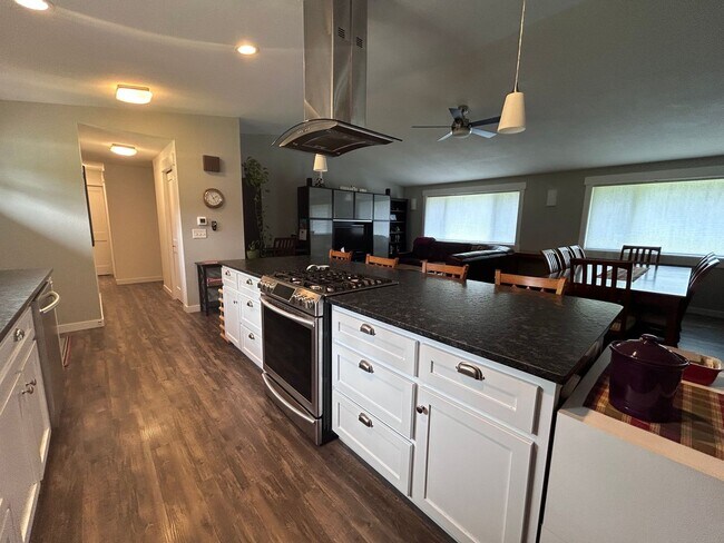 Building Photo - 3 Bedroom 2 Bath home in south Bellingham with a 2-car garage
