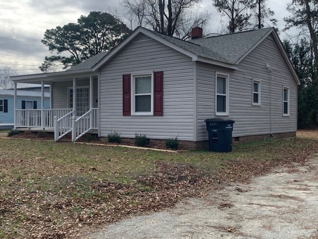 Building Photo - 2 Bedroom 1 Bathroom Home