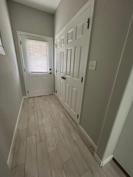 Building Photo - 1605 Omni