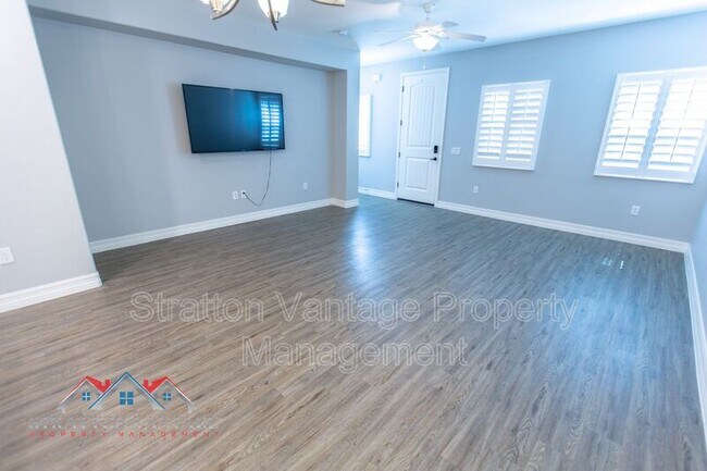 Building Photo - 2821 S Skyline Dr