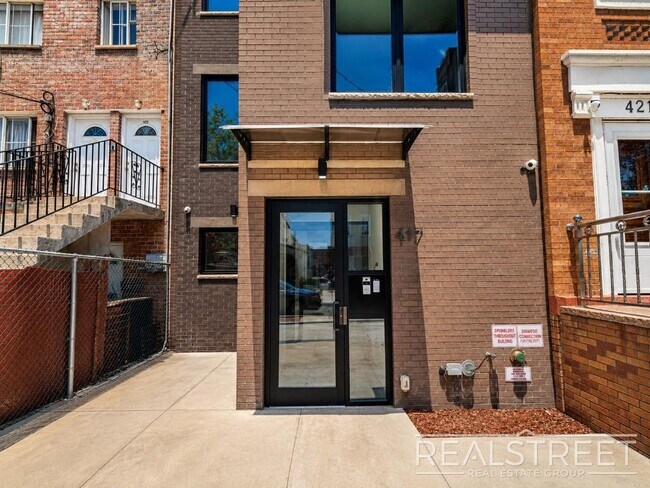 Building Photo - Luxury Apartment with Modern Finishes & Private Balcony
