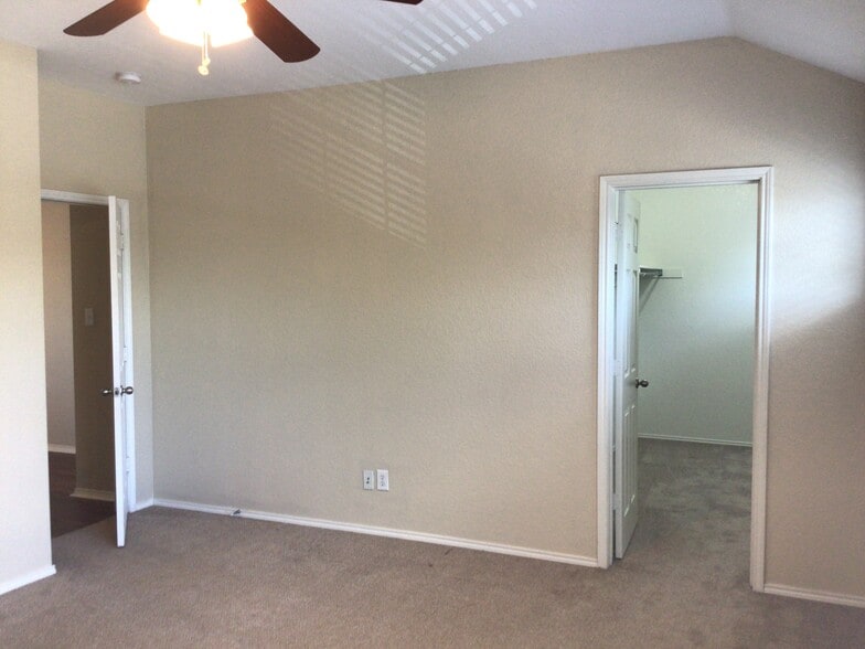 Building Photo - 2623 Basswood Dr