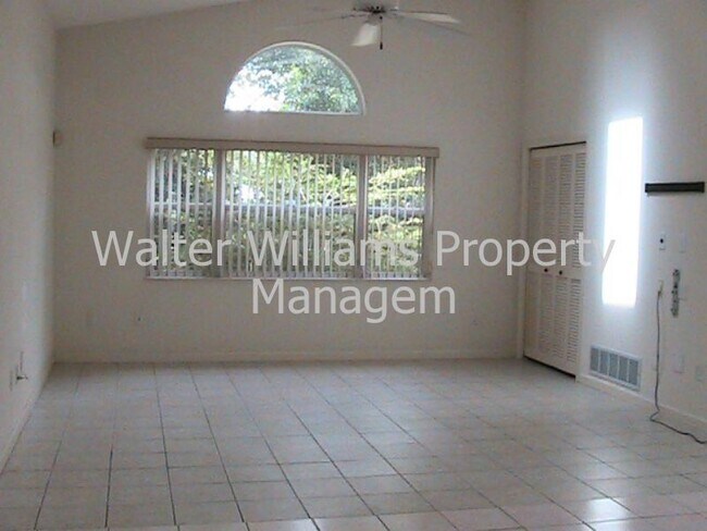 Building Photo - Spacious pool home
