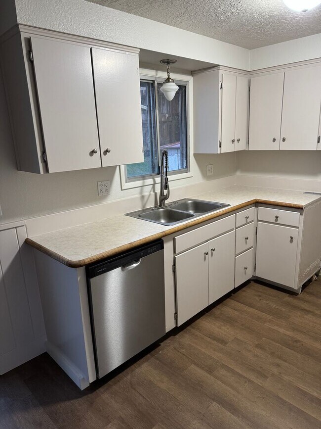 Building Photo - Freshly Updated 3-Bedroom, 2-Bath Home in Reedsport