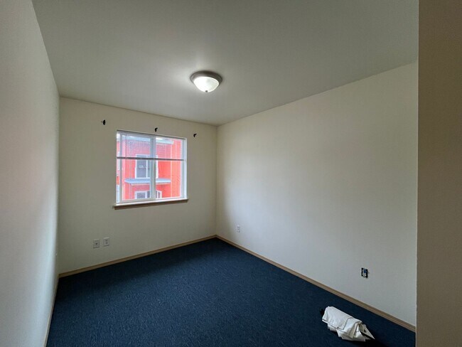 Building Photo - Three Bedroom Townhouse Style Unit