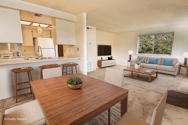 Poplar Village - Medford Oregon - Living Room - Poplar Village