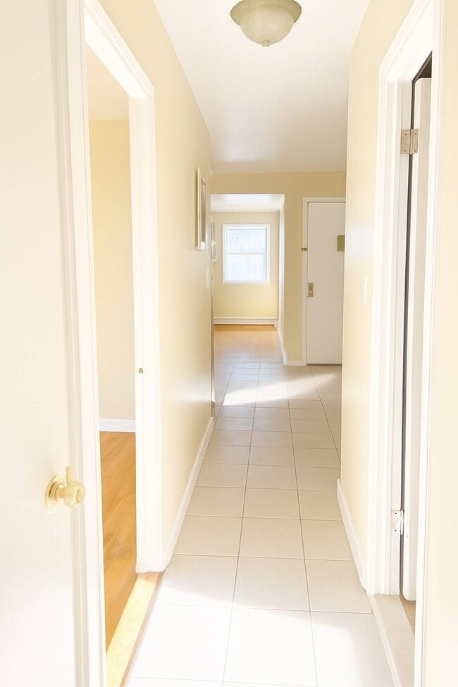 Building Photo - 530 Throgs Neck Expy