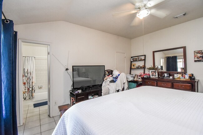 Building Photo - 12106 Pecan Meadow Dr