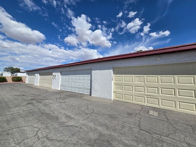 Building Photo - 560 Greenbriar Townhouse Way