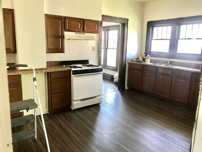 Building Photo - 807 W College St