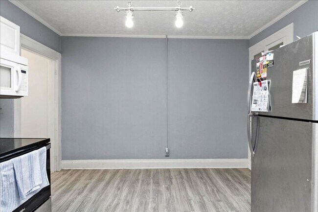 Building Photo - Spacious 3 Bedroom Apartment in Downtown Urbana