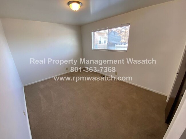 Building Photo - Spacious 3 bedroom, 1.5 bathroom condo in ...