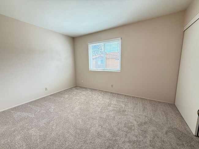 Building Photo - Spacious & Move In Ready 2BD Townhome! New Carpet! Full Size in Unit Washer/Dryer! Attached Garage!