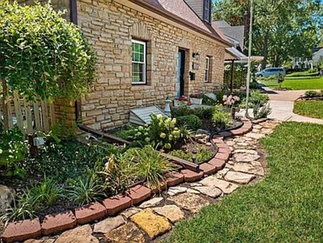 Building Photo - Incredible, executive, fully furnished, im...