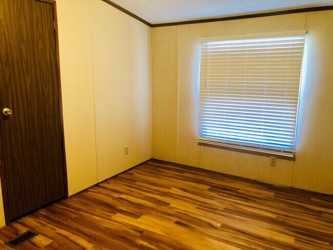 Building Photo - MOVE-IN READY! NO HUD OR SECTION 8