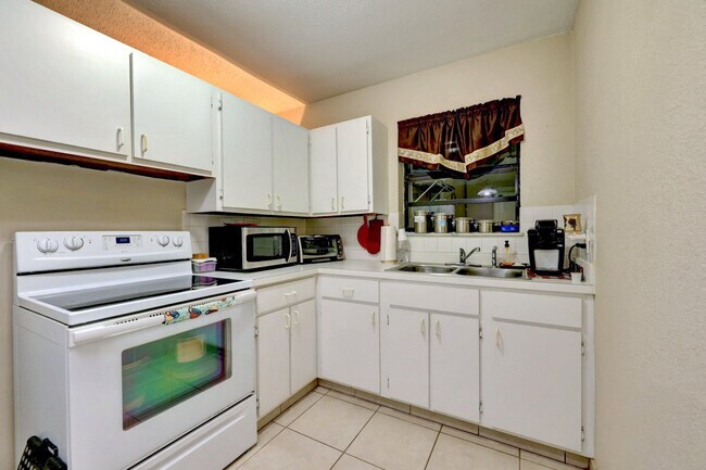 Building Photo - 141 SE Serenata Ct