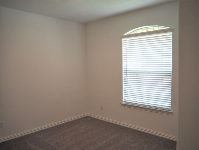Building Photo - 1800 Lake Grove Dr