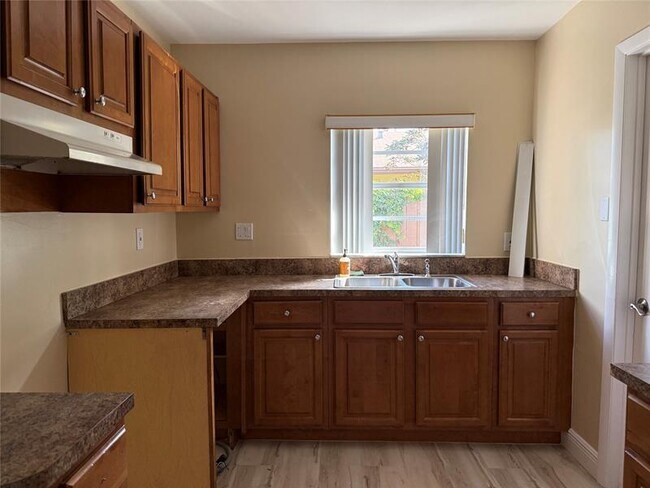 Building Photo - 602 NE 38th St