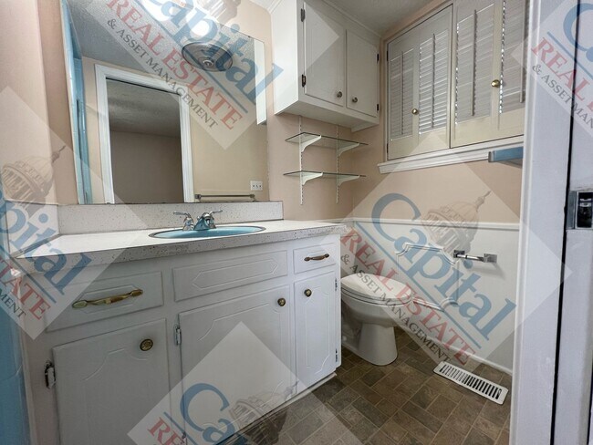 Building Photo - Charming 3 Bedroom