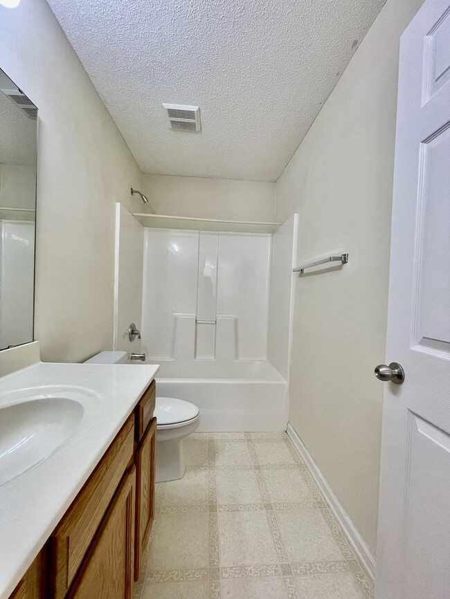 Building Photo - 806 Northwood Hills Ave