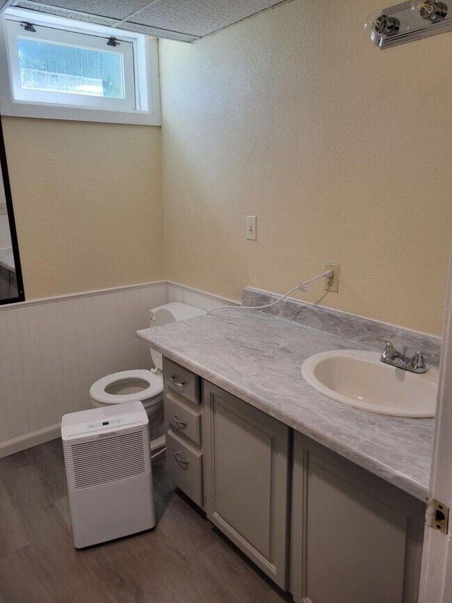 Building Photo - NOVEMBER SPECIAL!!!!!4 bedroom 2 bathroom ...