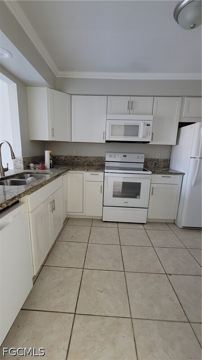 Building Photo - 4404 Santa Barbara Blvd S