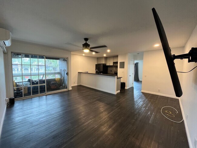 Building Photo - MOVE-IN READY 1+1 w/gated entry, 2 parking spaces + pool!