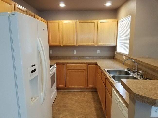 Building Photo - House For Lease