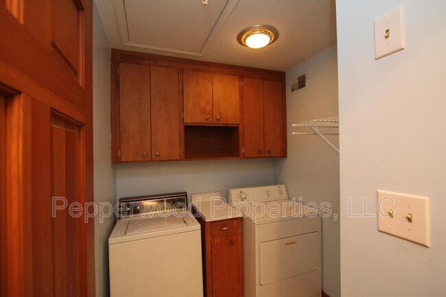 Building Photo - 327 N Park Dr