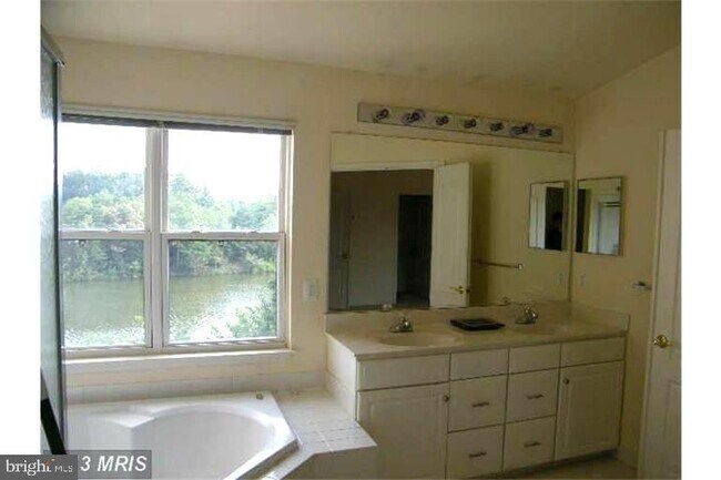 Building Photo - 21505 Trowbridge Square