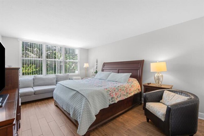 Building Photo - 1147 Hillsboro Mile