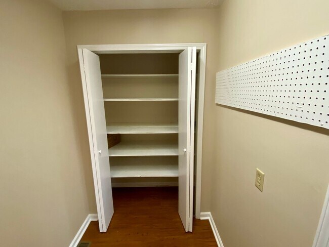 Building Photo - 3925 Halehaven Dr