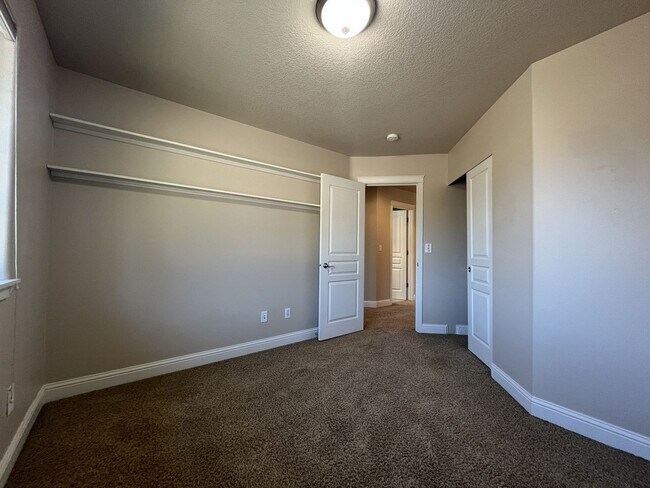 Building Photo - Beautiful 5 Bedroom Home + Office with Grand Entry, Gourmet Kitchen & Private Backyard