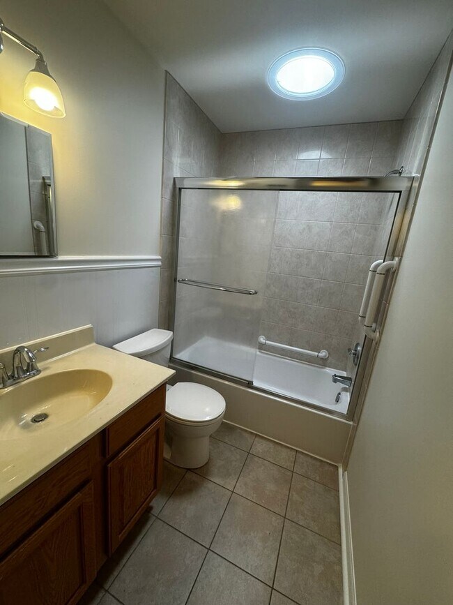 Building Photo - Split level 4-bedroom 3-bathroom home