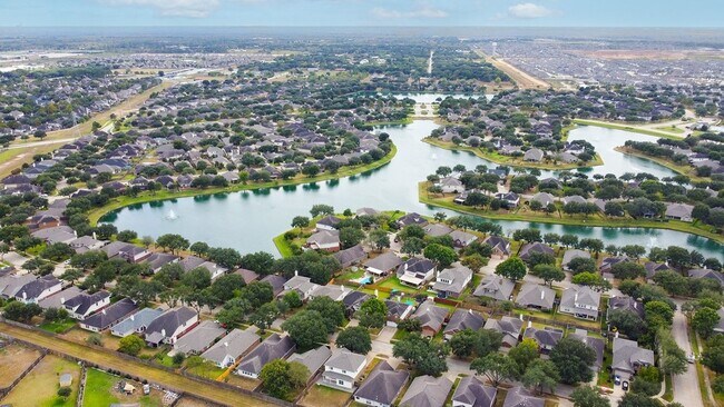 Building Photo - 25910 N Lakefair Dr