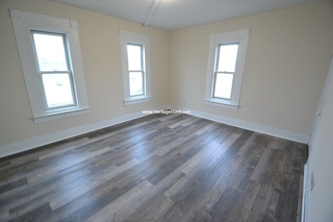 Building Photo - Recently updated 3 bed 1 bath in hamilton