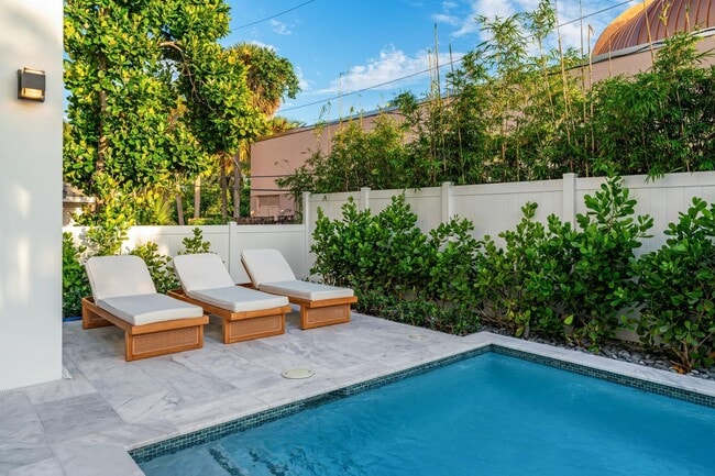 Building Photo - 214 28th St